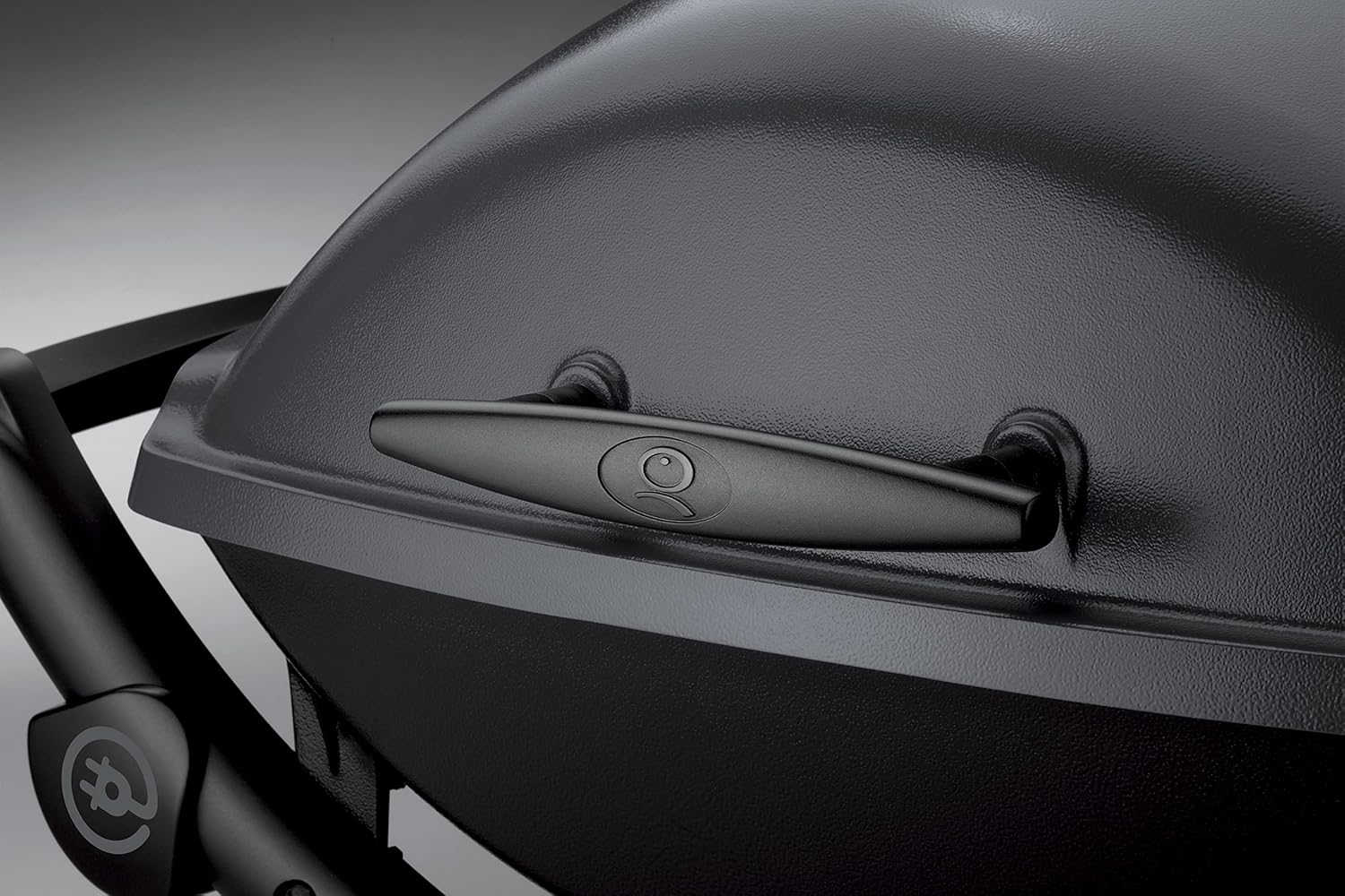 Weber Q2400 Barbecue elettrico con supporto + tavolini laterali, superficie di cottura 54 x 39 cm, portatile, griglia di cottura in ghisa smaltata in due pezzi, coperchio e braciere in ghisa d'alluminio - Grigio scuro (55020879)