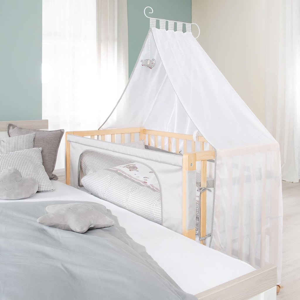 roba Beistellbett 60 x 120 cm - Adam & Eule Room Bed - Babybett zum Anstellen an Elternbett - Inklusive Matratze, Bettwäsche, Himmel - Mobil & Höhenverstellbar - Holz weiß