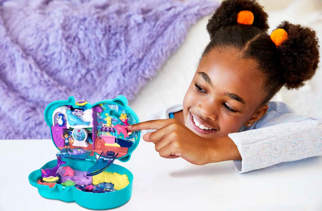 Polly Pocket GTN15 - Valigetta Caffetteria Riccio con Design Caffè e Animali, Mini Bambola Polly e HCG16 - Acquario Lontre, Tema Acquario con Micro Bambole Polly e Nicolas, 5 Sorprese e 12 Accessori