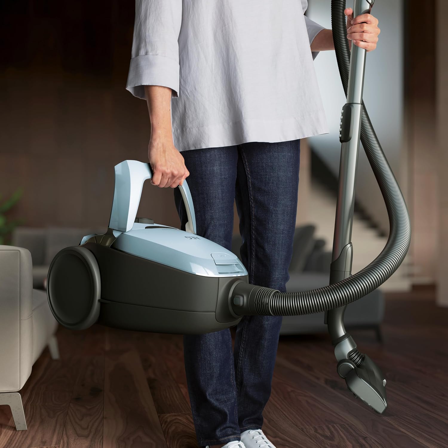 AEG VX82-1-KO Aspirapolvere / 75% materiale riciclato / regolazione automatica della potenza di aspirazione / estremamente silenzioso anche su tappeti / raccoglie particelle grandi + piccole / cavo lungo / 600W / nero