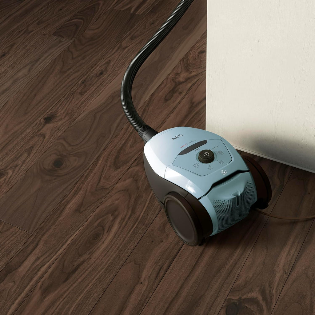 AEG VX82-1-KO Aspirapolvere / 75% materiale riciclato / regolazione automatica della potenza di aspirazione / estremamente silenzioso anche su tappeti / raccoglie particelle grandi + piccole / cavo lungo / 600W / nero