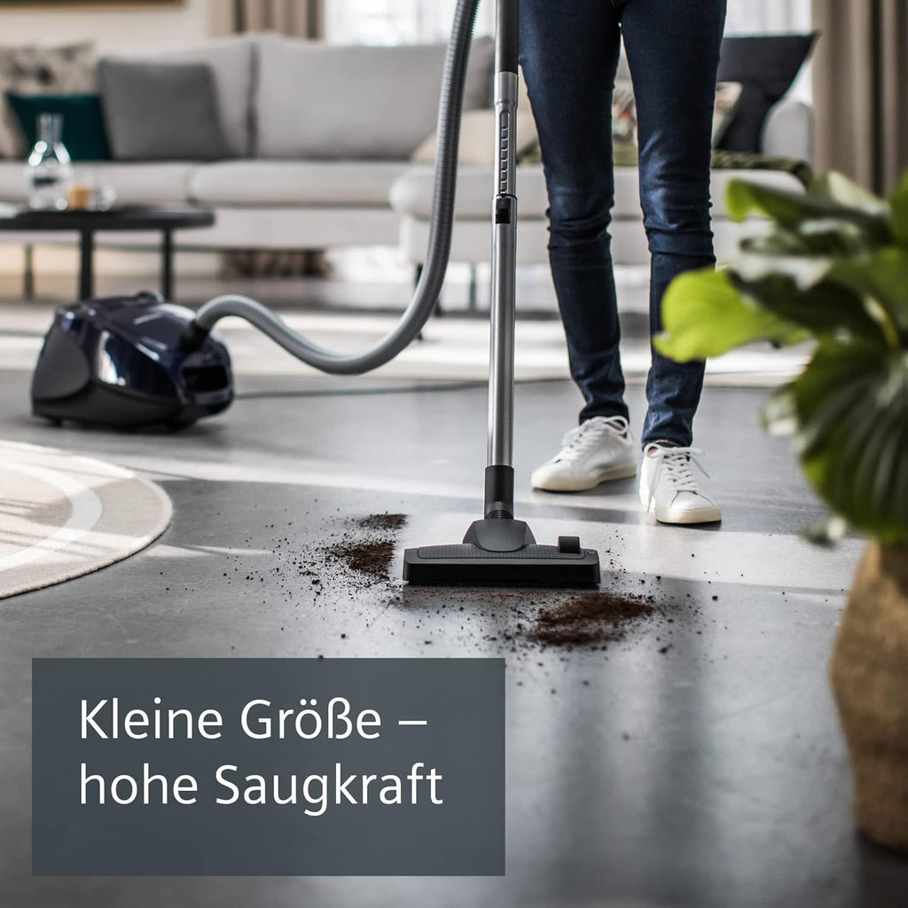 Siemens Aspirapolvere con sacco synchropower VS06A111, aspirapolvere a traino, filtro igienico, bocchetta per pavimenti duri e moquette, forte potenza di aspirazione, cavo lungo, bocchetta a lancia, 600 W, blu