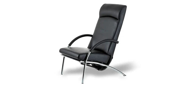 Poltrona relax Curve IP Design in pelle nera, struttura cromata