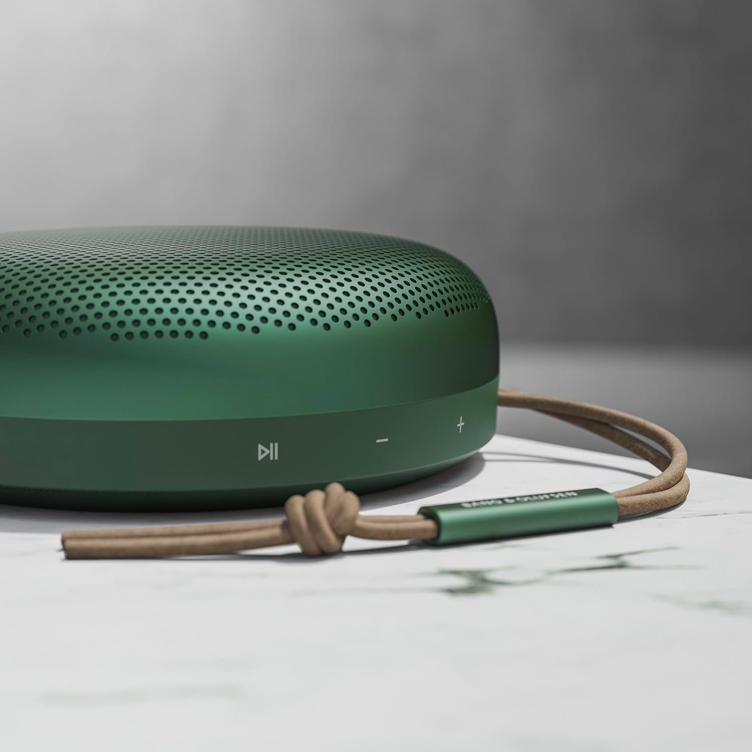 Bang & Olufsen Beosound A1 (2. Gen) – Kabelloser tragbarer IP67 wasserdichter Bluetooth-Lautsprecher mit 360-Grad-Sound, Alexa Voice Assistant & Speakerphone, 18 h Akkulaufzeit - Black Anthracite