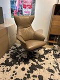 Poltrona relax da esposizione Gealux Arc in pelle color tortora, regolabile con motore a batteria