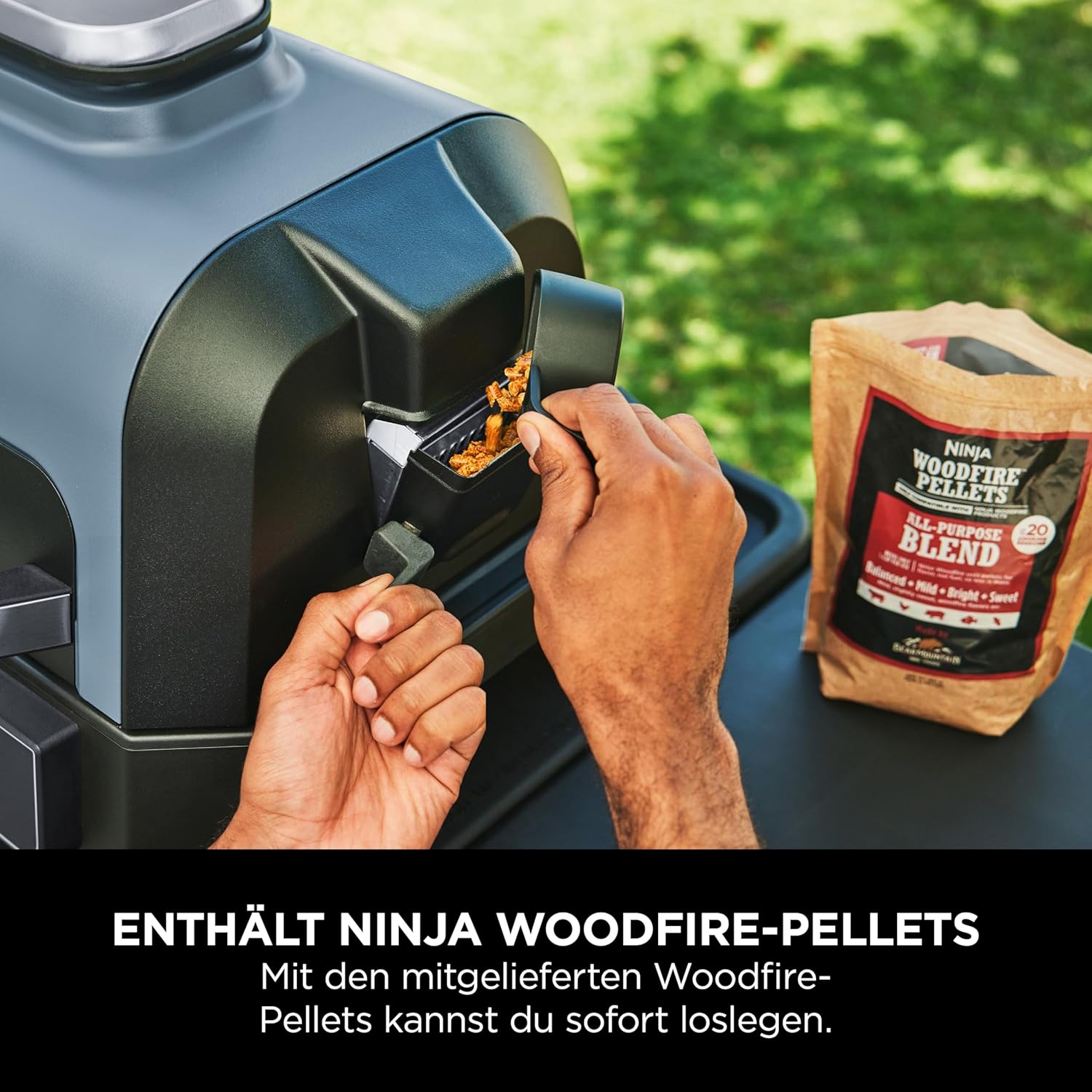Ninja Woodfire BBQ elettrico e affumicatore e friggitrice ad aria, grill da esterno 7 in 1, friggitrice ad aria, affumicatore, arrostitore, forno e altro ancora, resistente alle intemperie, antiaderente, portatile, elettrico, grigio/nero OG701EU