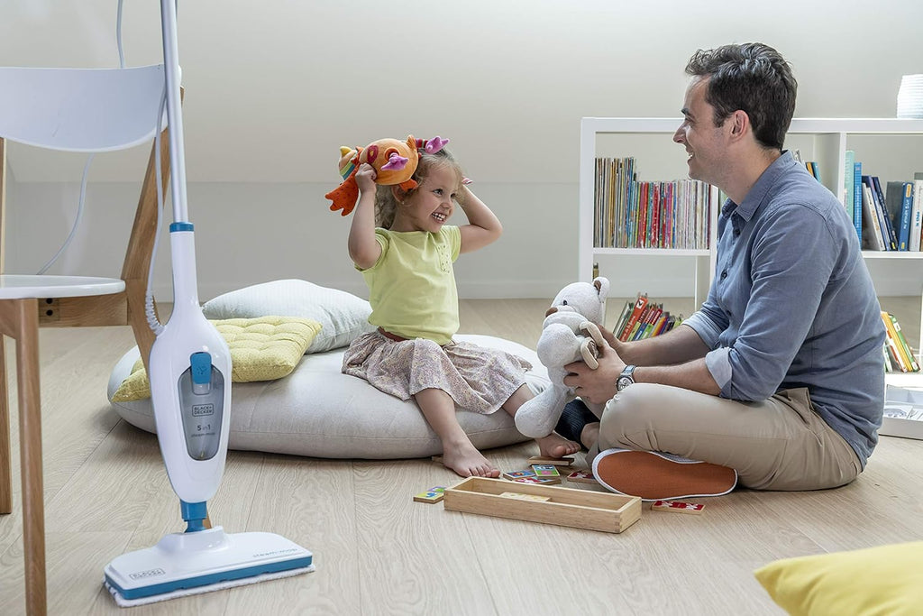 Black+Decker Scopa a vapore Steam Mop FSM13E1 da 1.300W (Pulitore a vapore per una pulizia igienica e profonda, manico e testa rimovibili, facile da usare, incl. 1 panno in microfibra)