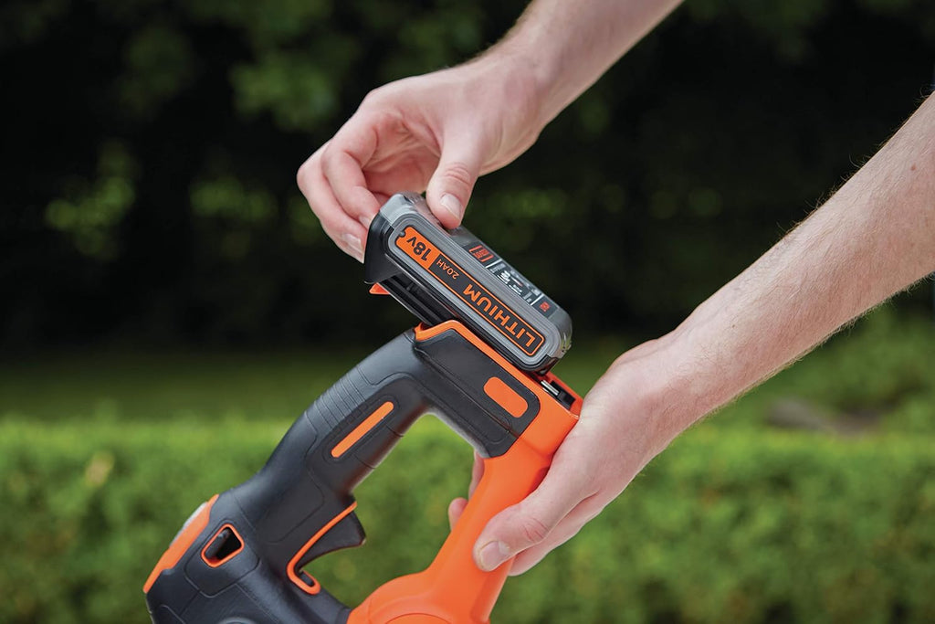 BLACK+DECKER Heckenschere Akku mit Schnellladegerät - Astschere mit Antiblockierfunktion (mit Antiblockierfunktion - 18mm Schnittstärke zum Schneiden mittelgroßer Hecken - 18V - 2,9kg) GTC18502PC