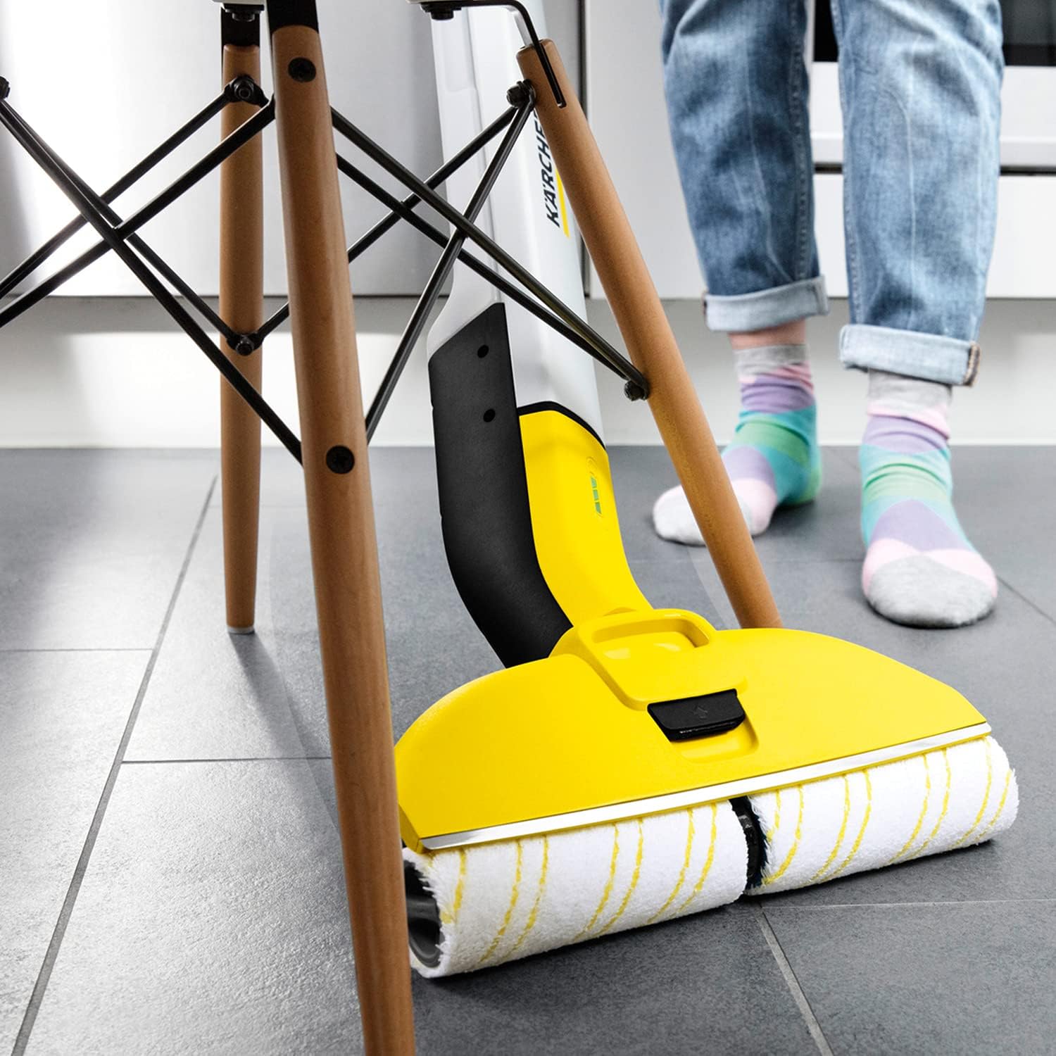 Kärcher Lavapavimenti elettrico EWM 2, lavapavimenti senza fili con 2 rulli in microfibra rotanti, durata della batteria: circa 20 min, capacità di superficie per carica della batteria: circa 60 m², bianco