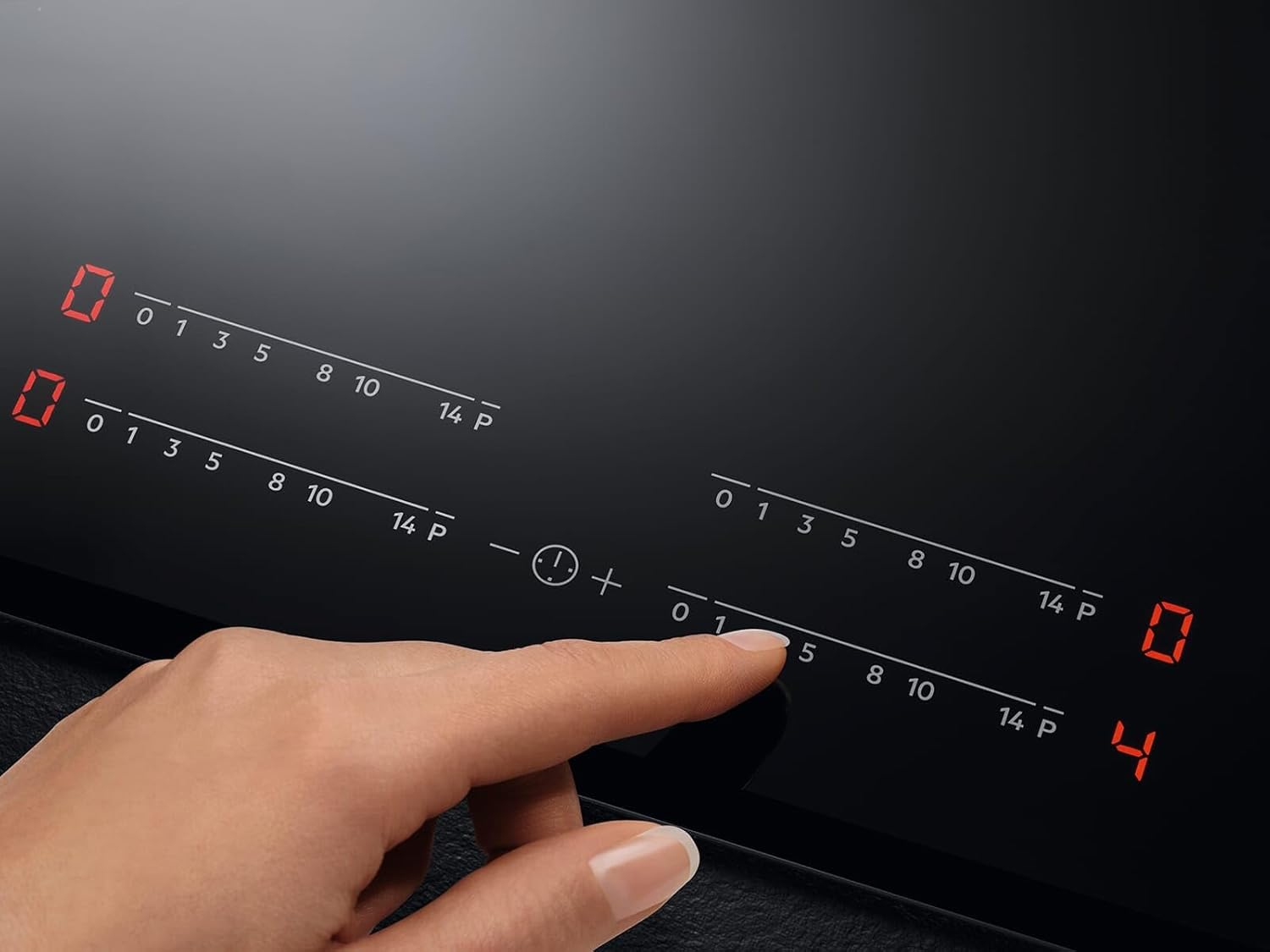 AEG piano cottura a induzione autonomo 80cm con cappa integrata / Prodotto in Germania / 4 zone cottura Flexi con funzione Bridge (combinazione di 2 zone) / Funzione automatica della cappa / Filtro a carbone attivo / COLI84COXB