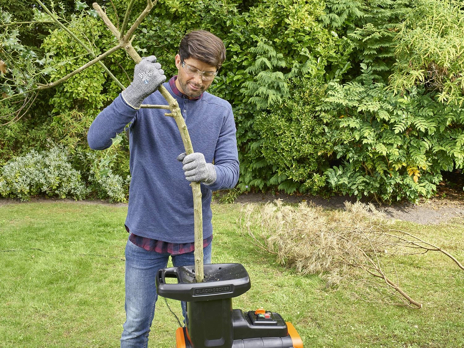 Black+Decker 2.800 Watt Elektro-Leisehäcksler (zur schnellen Zerkleinerung von Zweigen und Ästen bis 45 mm, 45l Auffangbehälter, Vorwärts-/Rückwärtslauf, robuste Räder+Standfüße) BEGAS5800 Multicolor