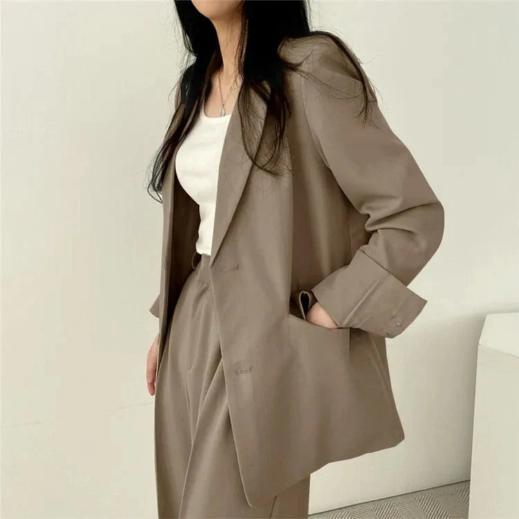 Complesso blazer e pantaloni a sigaretta monocromatico da donna