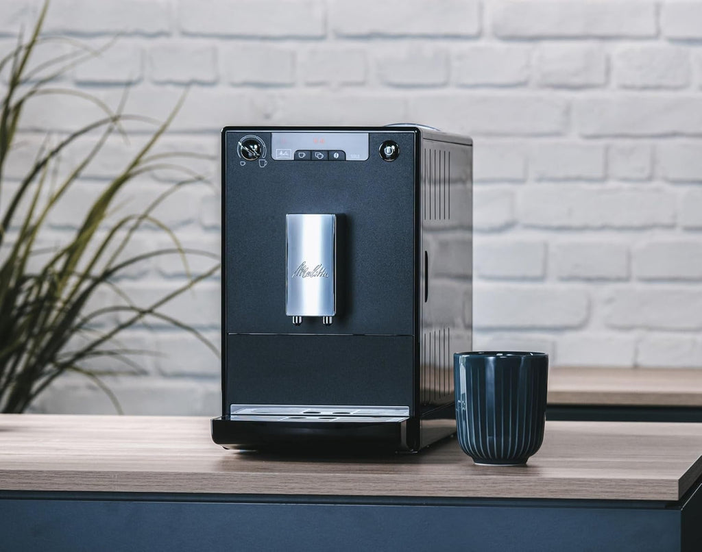 Melitta Solo - Macchina da caffè automatica con beccuccio regolabile in altezza, macchina da caffè piccola con serbatoio dell'acqua rimovibile, per es. espresso o caffè crema, argento