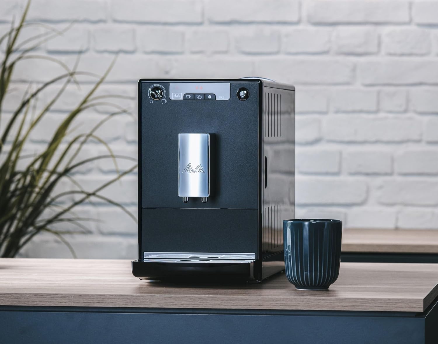 Melitta Solo - Macchina da caffè automatica con beccuccio regolabile in altezza, macchina da caffè piccola con serbatoio dell'acqua rimovibile, per es. espresso o caffè crema, argento