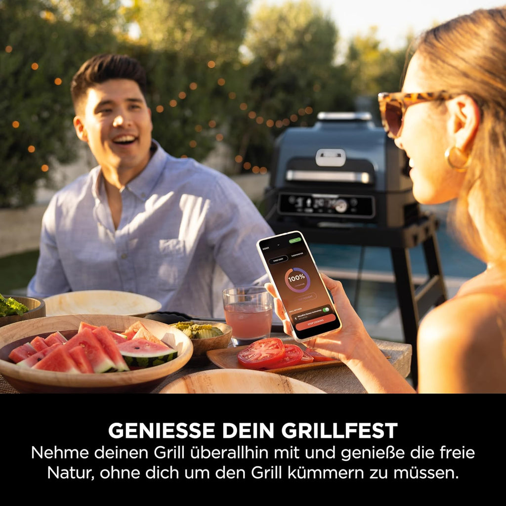 Ninja Woodfire Barbecue Elettrico & Affumicatore & Friggitrice ad Aria, Barbecue da Esterno 7-in-1, Frigge ad Aria, Affumica, Arrostisce, Cuoce al Forno e Altro, Resistente alle Intemperie, Antiaderente, Portatile, Elettrico, Grigio/Nero OG701EU