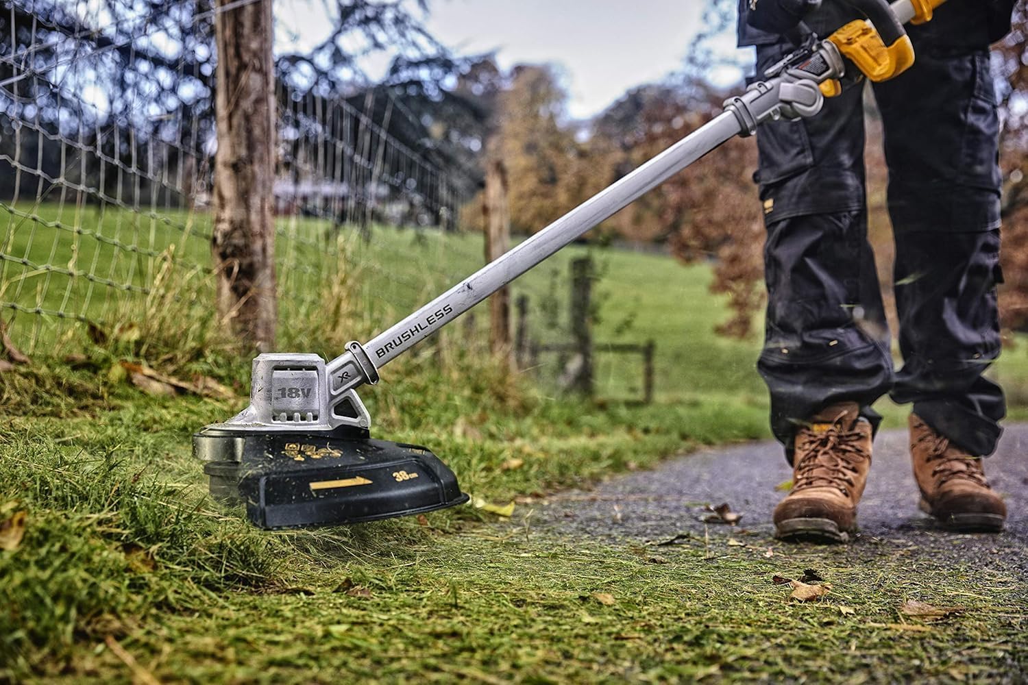 DEWALT DCMST561N-XJ Tagliabordi (18 Volt, larghezza di taglio 36 cm, motore brushless, avanzamento automatico del filo, per ampie superfici, fornitura senza batteria e caricabatterie)