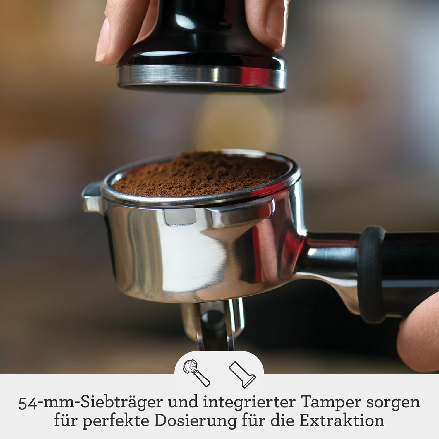 Sage - The Barista Touch - Macchina da caffè con schiumalatte automatico e macinacaffè integrato - Touchscreen, pressino rimovibile, 5 impostazioni predefinite - Macchina per caffè espresso - Acciaio Inox Spazzolato