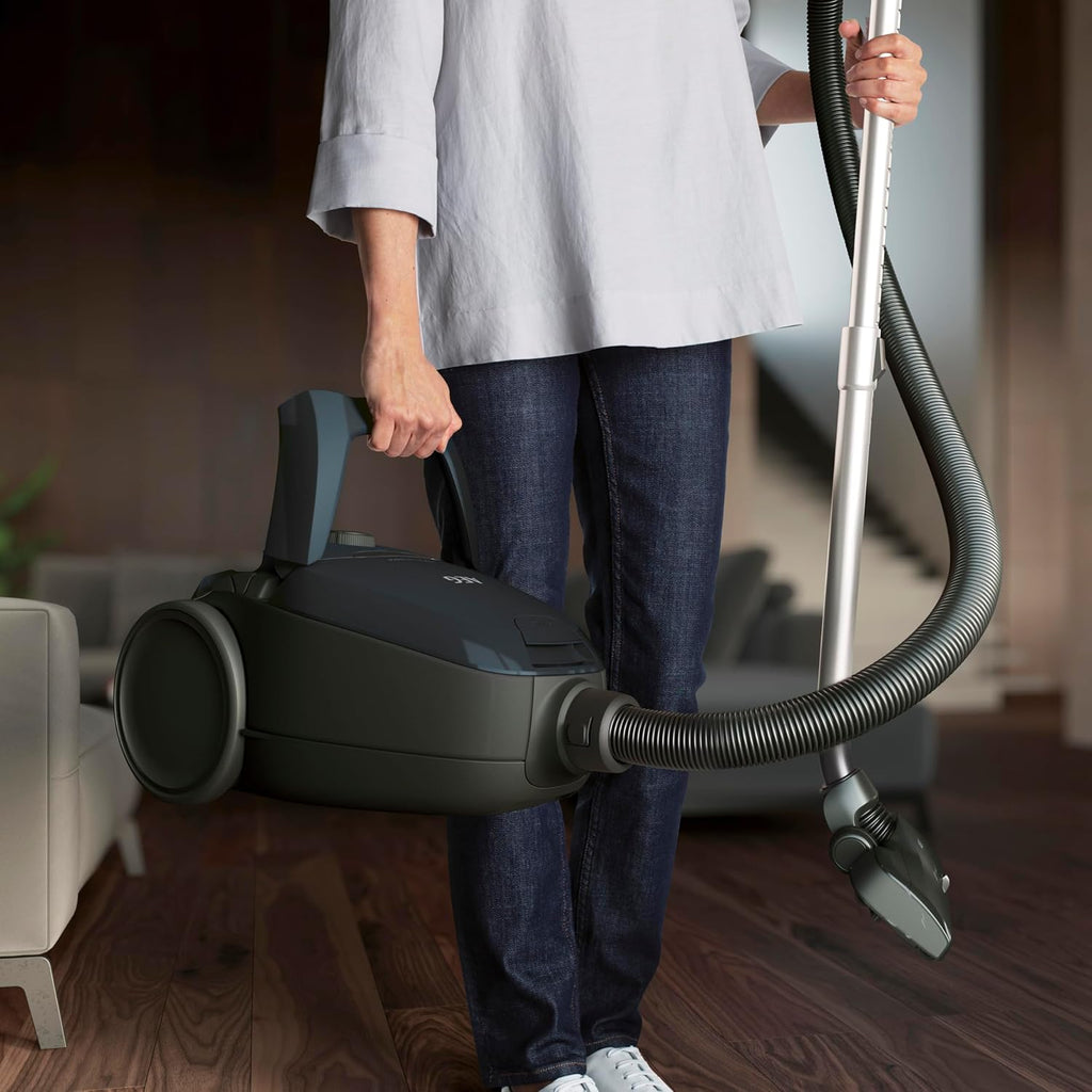 AEG VX82-1-KO Aspirapolvere / 75% materiale riciclato / regolazione automatica della potenza di aspirazione / estremamente silenzioso anche su tappeti / raccoglie particelle grandi + piccole / cavo lungo / 600W / nero