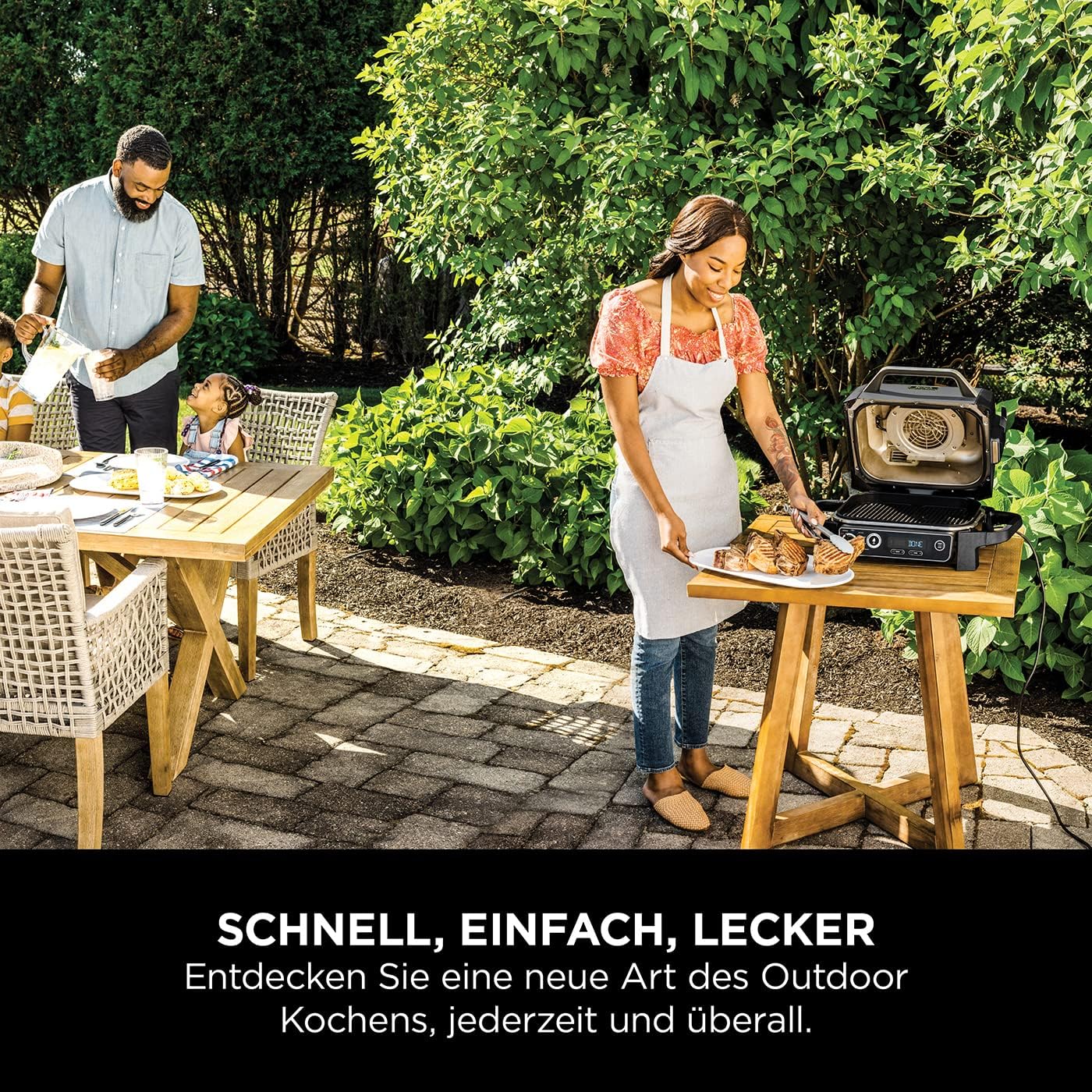 Ninja Woodfire Barbecue Elettrico & Affumicatore & Friggitrice ad Aria, Barbecue da Esterno 7-in-1, Frigge ad Aria, Affumica, Arrostisce, Cuoce al Forno e Altro, Resistente alle Intemperie, Antiaderente, Portatile, Elettrico, Grigio/Nero OG701EU
