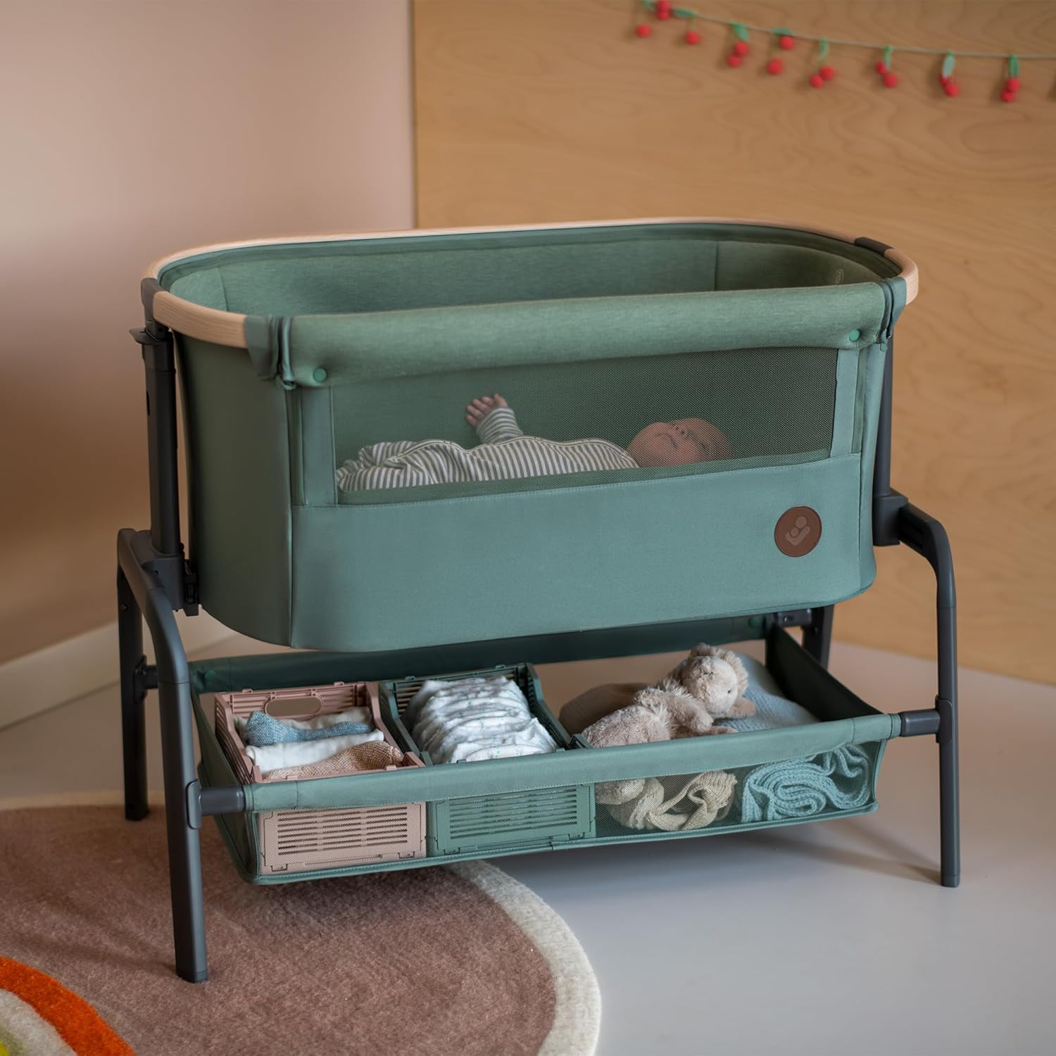Maxi-Cosi Iora Beistellbett Baby, Faltbares Co-Sleeper, 0–6 Monate, max. 9 kg, 4 Neigungs- und 5 Höhenstufen, Leichtes Schieben, Bequeme Matratze, Großer Korb, Leicht zu Tragen, Essential Grey