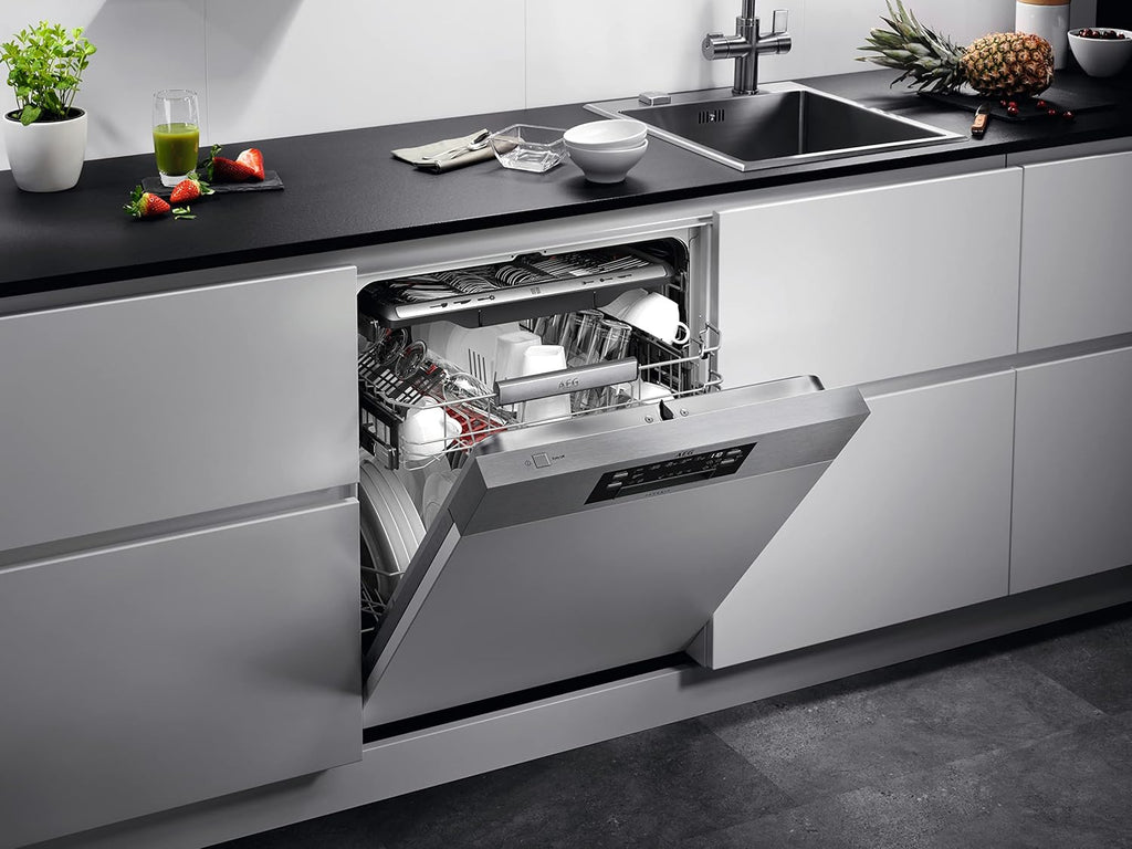 AEG Vollintegrierter Geschirrspüler 60cm, Spülmaschine Serie 7000: mit Glasschutz, Energieklasse A, Besteckschublade, personalisierte Zeit-Steuerung, leise 41dB, ComfortRails, Wasserstopp, FSE7676AP