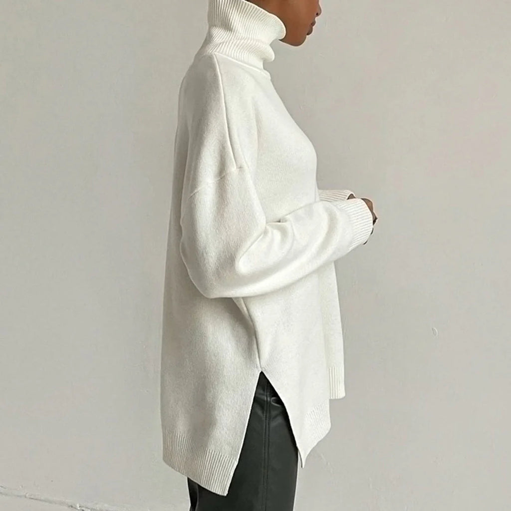Maglione da donna in blu scuro con spacco laterale, versatile ed elegante - Lozenda