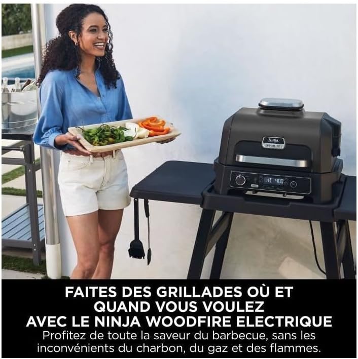 Ninja Woodfire Barbecue Elettrico & Affumicatore & Friggitrice ad Aria, Barbecue da Esterno 7-in-1, Frigge ad Aria, Affumica, Arrostisce, Cuoce al Forno e Altro, Resistente alle Intemperie, Antiaderente, Portatile, Elettrico, Grigio/Nero OG701EU