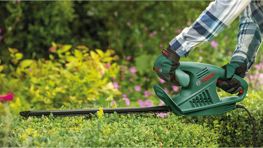 Bosch Heckenschere UniversalHedgeCut 60 (480 Watt, Messerlänge: 60 cm, für mittelgroße Hecken, Messerabstand: 30 mm, im Karton)