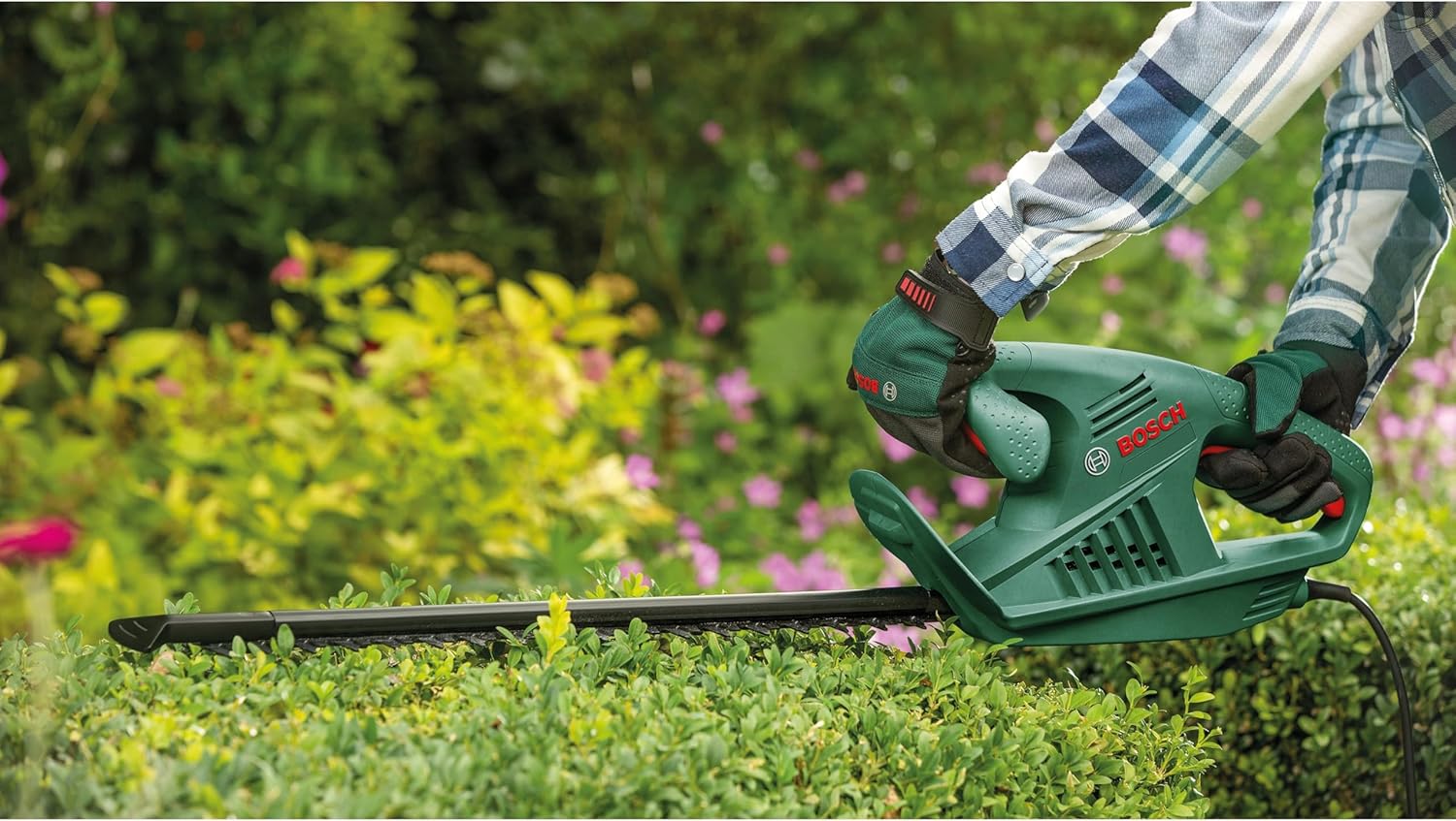 Bosch Heckenschere UniversalHedgeCut 60 (480 Watt, Messerlänge: 60 cm, für mittelgroße Hecken, Messerabstand: 30 mm, im Karton)