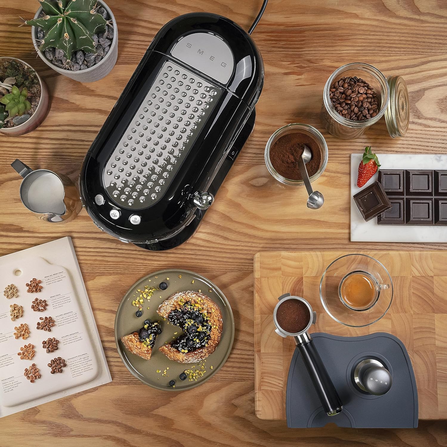 Smeg, ECF01WHEU Macchina da Caffè Espresso Manuale, Sistema Cappuccino, Thermoblock, Alloggiamento Tazze Grandi e Funzione Doppio Caffè, Serbatoio Acqua 1 l, Dimensioni Compatte, 1350W, Bianco