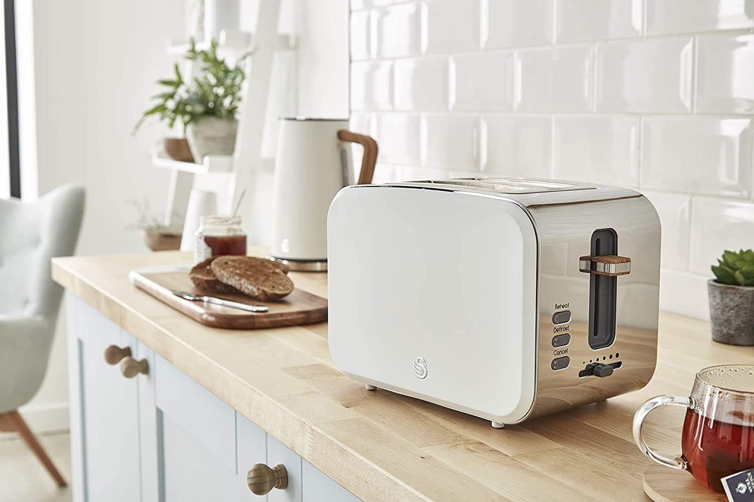 Forno a microonde digitale Swan Nordic da 20 L, 6 livelli di potenza, 800 W, timer da 30 minuti, facile da pulire, modalità scongelamento, design moderno, maniglia effetto legno, bianco opaco