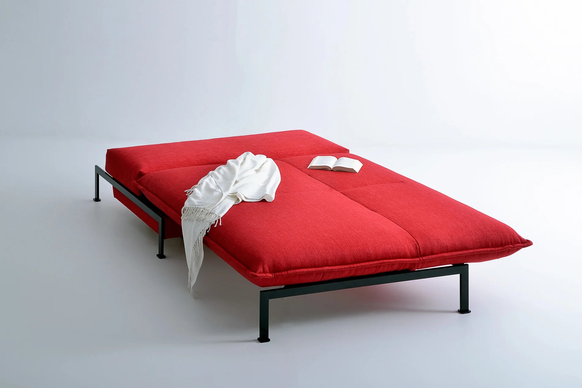 Divano letto Franz Fertig Fun destro, pelle Nappa bianca con un tavolino