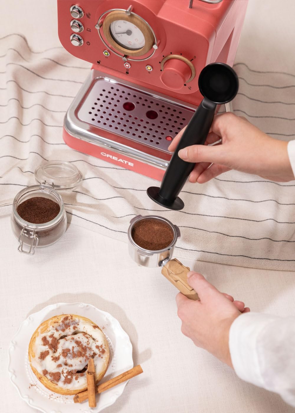 CREATE / THERA RETRO/Macchina da caffè espresso semiautomatica Rosa Pastello Opaco e Legno / Pompa a pressione 20bar, 1100W, Serbatoio acqua 1.25L, per caffè macinato, cialde ESE 55mm, con vaporizzatore, 1100W