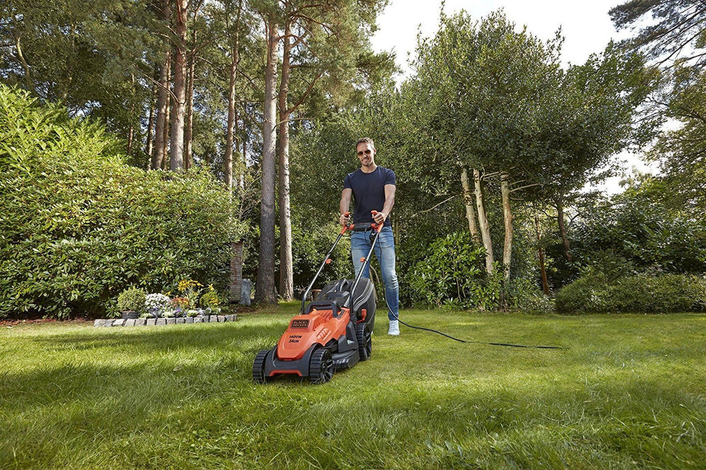 Black+Decker Tagliaerba Elettrico con Impugnatura a Manubrio BEMW461BH (1.400W, Larghezza di Taglio 34cm, 6 Altezze di Taglio, Cesto di Raccolta da 40l, Ideale per Giardini di Medie Dimensioni)