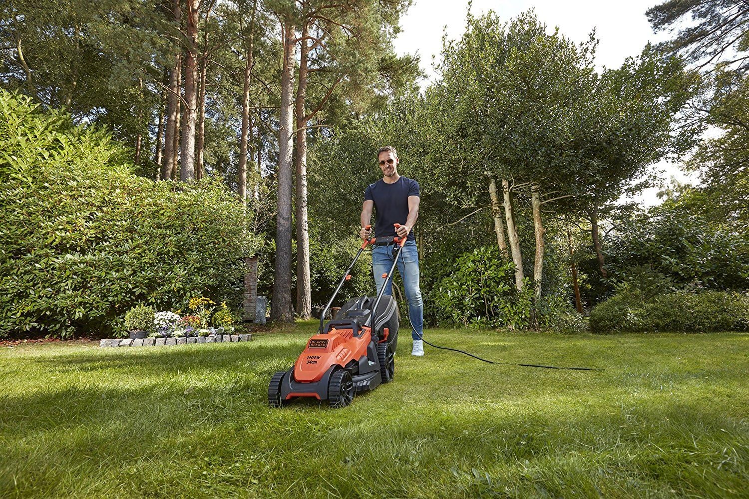 Black+Decker Tagliaerba Elettrico con Impugnatura a Manubrio BEMW461BH (1.400W, Larghezza di Taglio 34cm, 6 Altezze di Taglio, Cesto di Raccolta da 40l, Ideale per Giardini di Medie Dimensioni)