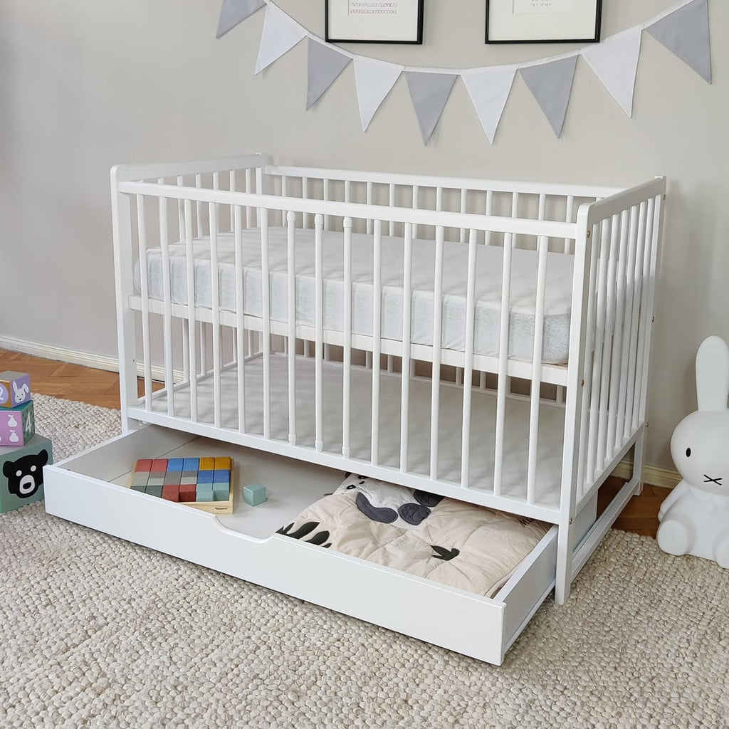 Kids Collective Babybett mit Schublade Kinderbett Gitterbett 60x120 höhenverstellbar & herausnehmbare Sprossen optional mit Matratze | Weiss sehr stabil Made in Europe