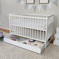 Kids Collective Babybett mit Schublade Kinderbett Gitterbett 60x120 höhenverstellbar & herausnehmbare Sprossen optional mit Matratze | Weiss sehr stabil Made in Europe