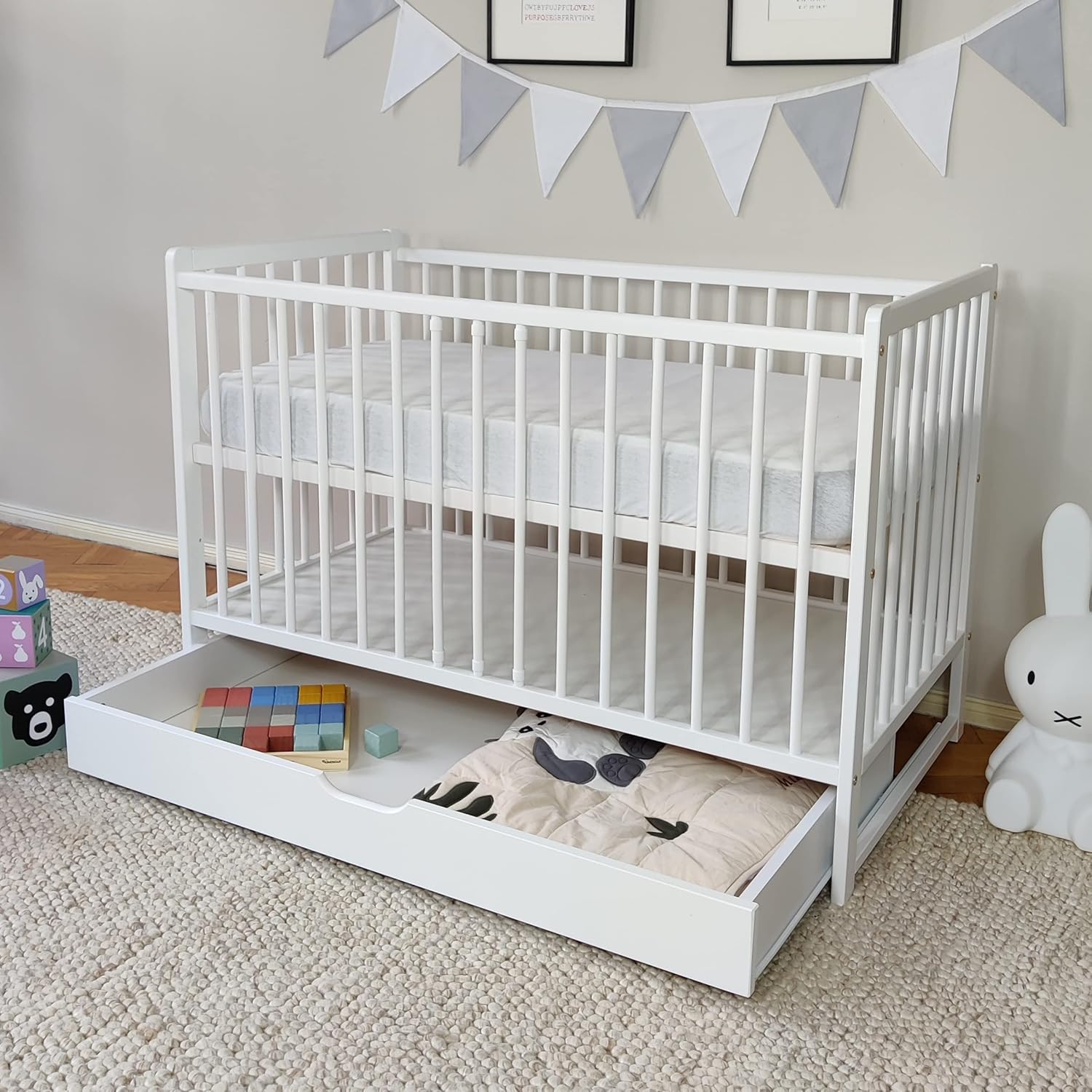 Kids Collective Babybett mit Schublade Kinderbett Gitterbett 60x120 höhenverstellbar & herausnehmbare Sprossen optional mit Matratze | Weiss sehr stabil Made in Europe