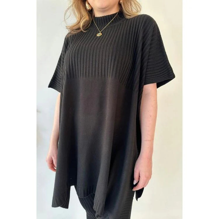 Completo pantaloni e maglione alla moda