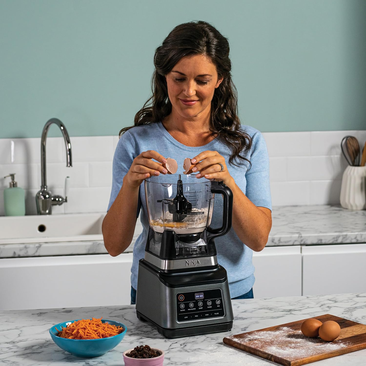 Robot da cucina e frullatore Ninja 3-in-1 con 5 programmi: Frullare, Frullare al massimo, Tritare, Mescolare, Ridurre in purea, ciotola da 1,8 L, caraffa da 2,1 L, tazza da 700 ml, 1200 W, lavabile in lavastoviglie, Auto-iQ, Nero BN800EU