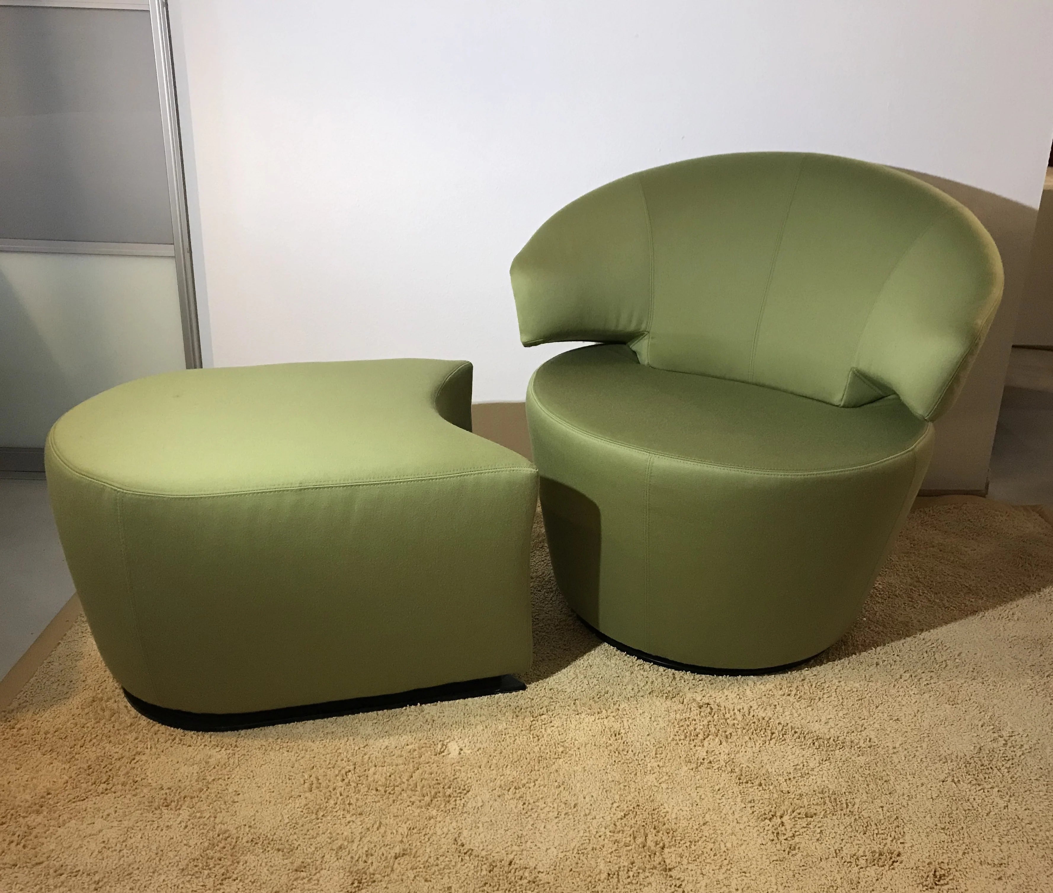 Poltrona girevole di design con poggiapiedi, modello Trick, tessuto verde, di Werther, die Möbelmanufaktur