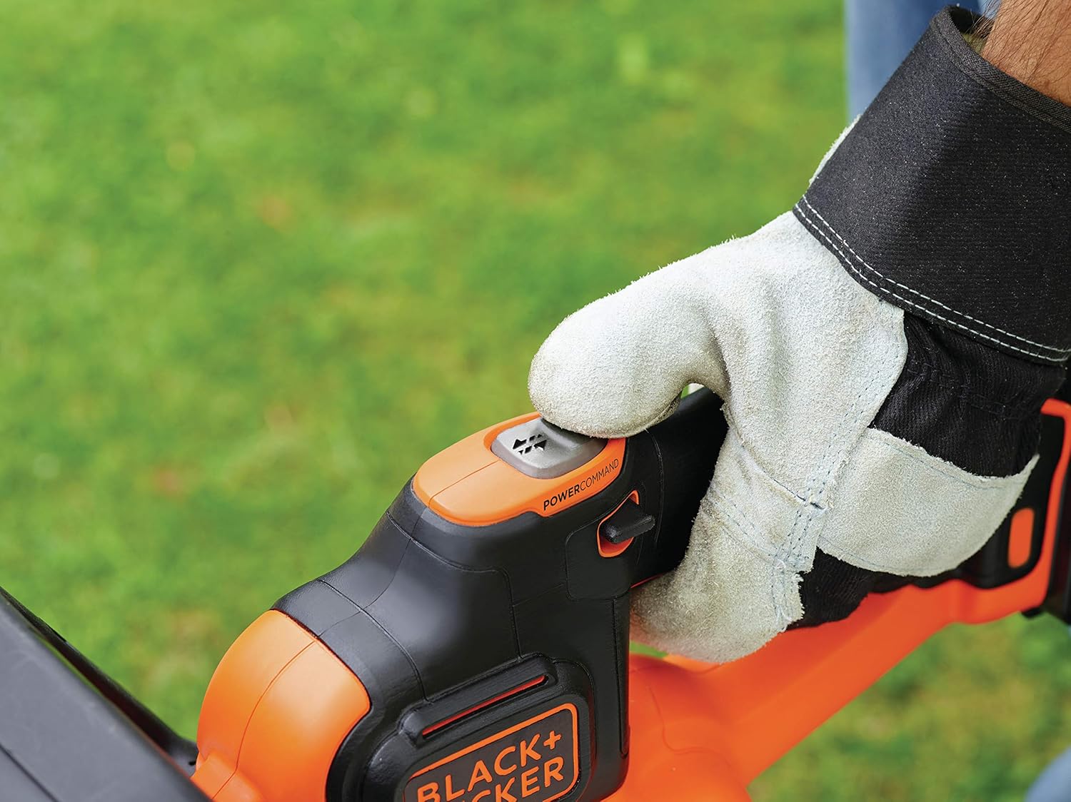 BLACK+DECKER Heckenschere Akku mit Schnellladegerät - Astschere mit Antiblockierfunktion (mit Antiblockierfunktion - 18mm Schnittstärke zum Schneiden mittelgroßer Hecken - 18V - 2,9kg) GTC18502PC