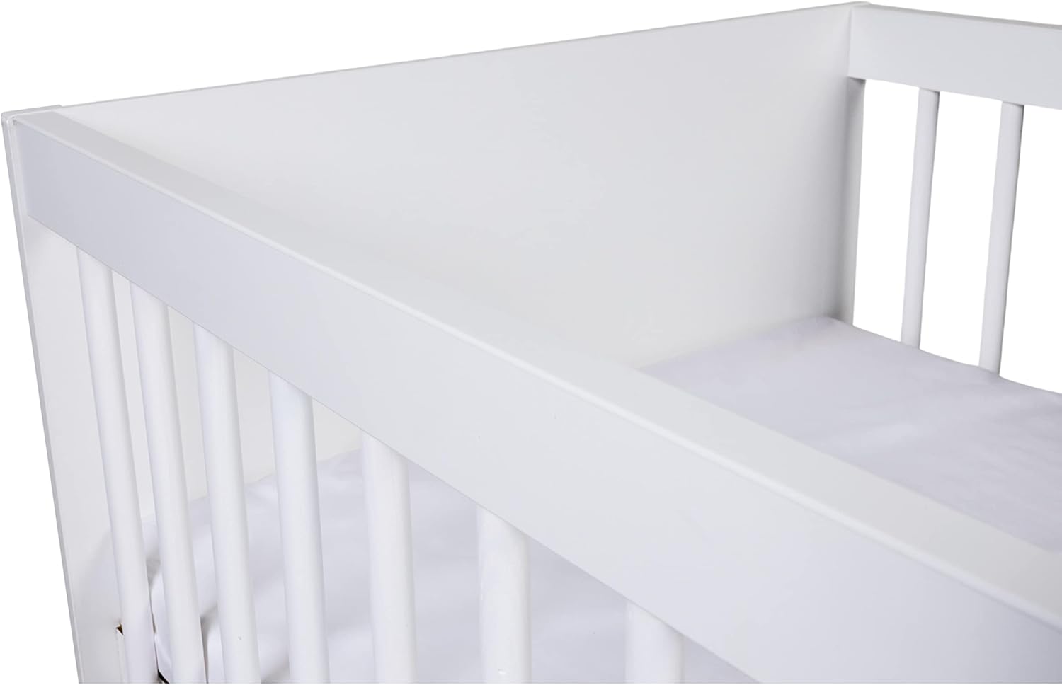 KMbaby Lettino TANY Bianco 120 x 60 cm con Materasso - Lettino per Neonati con Rete a Doghe Regolabile in 3 Altezze - Legno di Pino Verniciato
