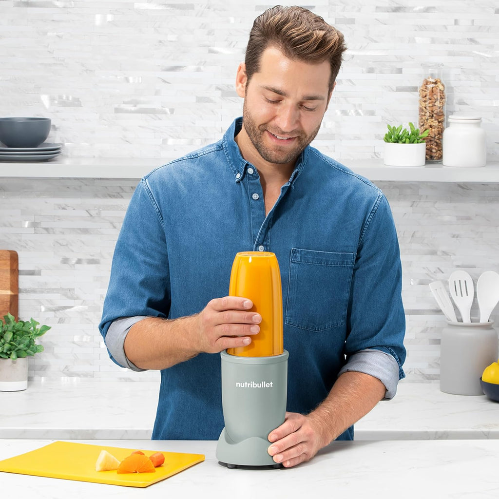 nutribullet Pro, 900 Watt, Facile e veloce da usare, Compatto, Facile da pulire, Con bicchiere da 700 ml, Frullatore per smoothie, Mixer elettrico, NB904B, Nero