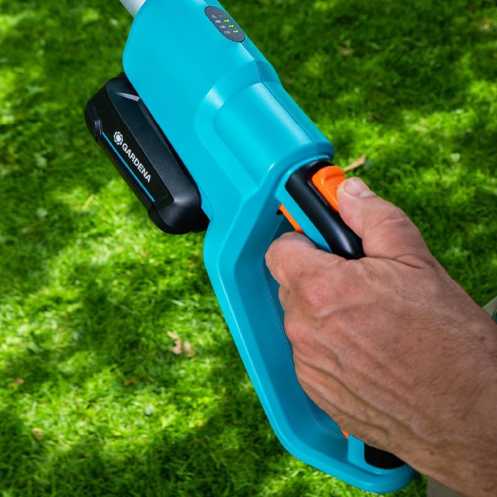 Gardena Tagliasiepi Telescopico a Batteria THS 42/18V P4A Set Pronto all'Uso: Tagliasiepi fino a 3 m di portata, lama da 42 cm, testa orientabile, incl. batteria 18V P4A (14732-20)
