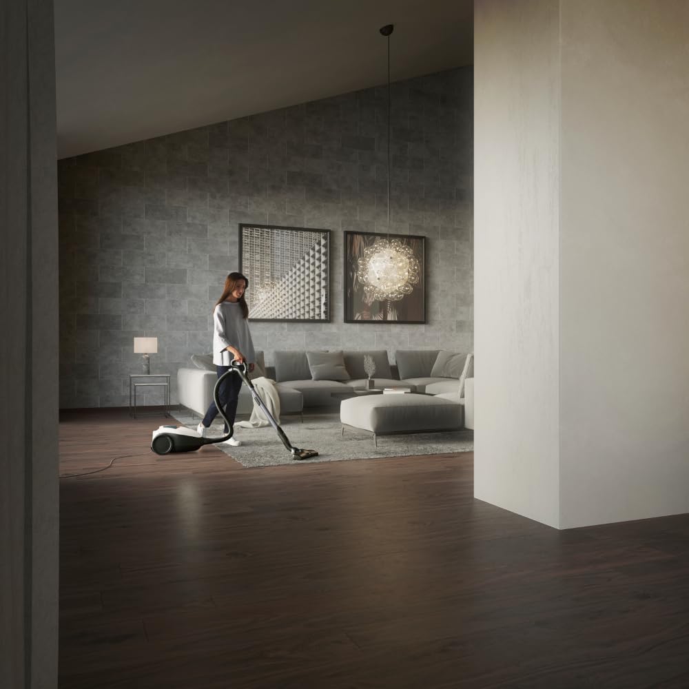 AEG VX82-1-KO Aspirapolvere / 75% materiale riciclato / regolazione automatica della potenza di aspirazione / estremamente silenzioso anche su tappeti / raccoglie particelle grandi + piccole / cavo lungo / 600W / nero
