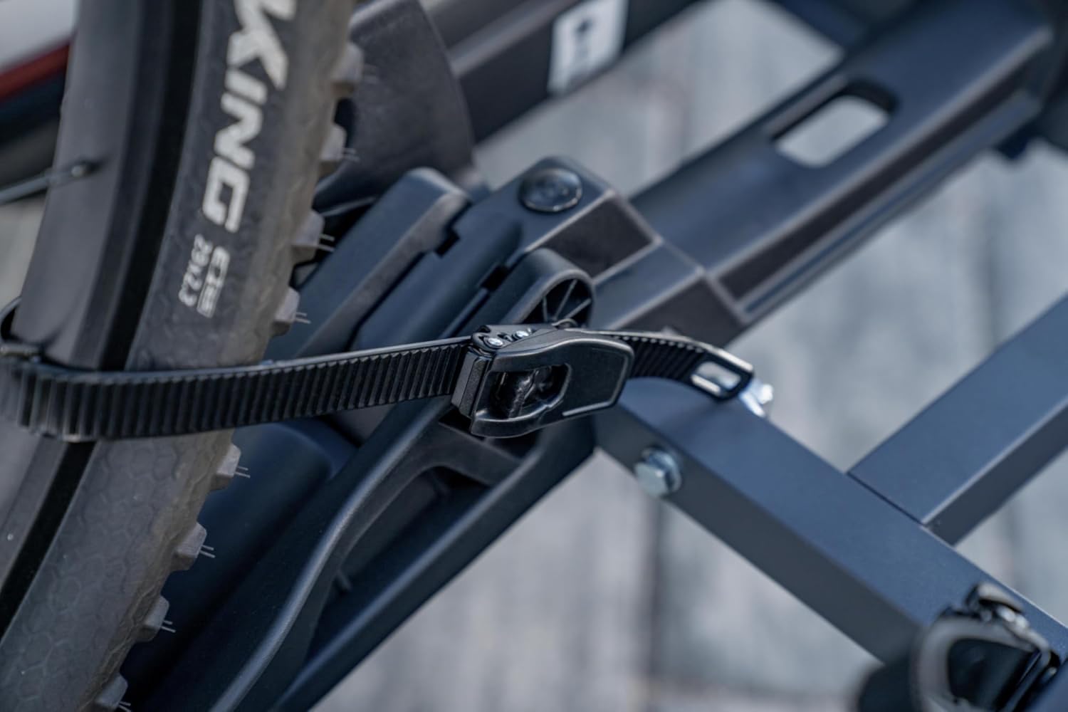 Fischer Portabici da Gancio Traino Proline Evo 2, per 2 biciclette fino a 60 kg di carico utile, adatto per e-bike, preassemblato, con serratura, pieghevole