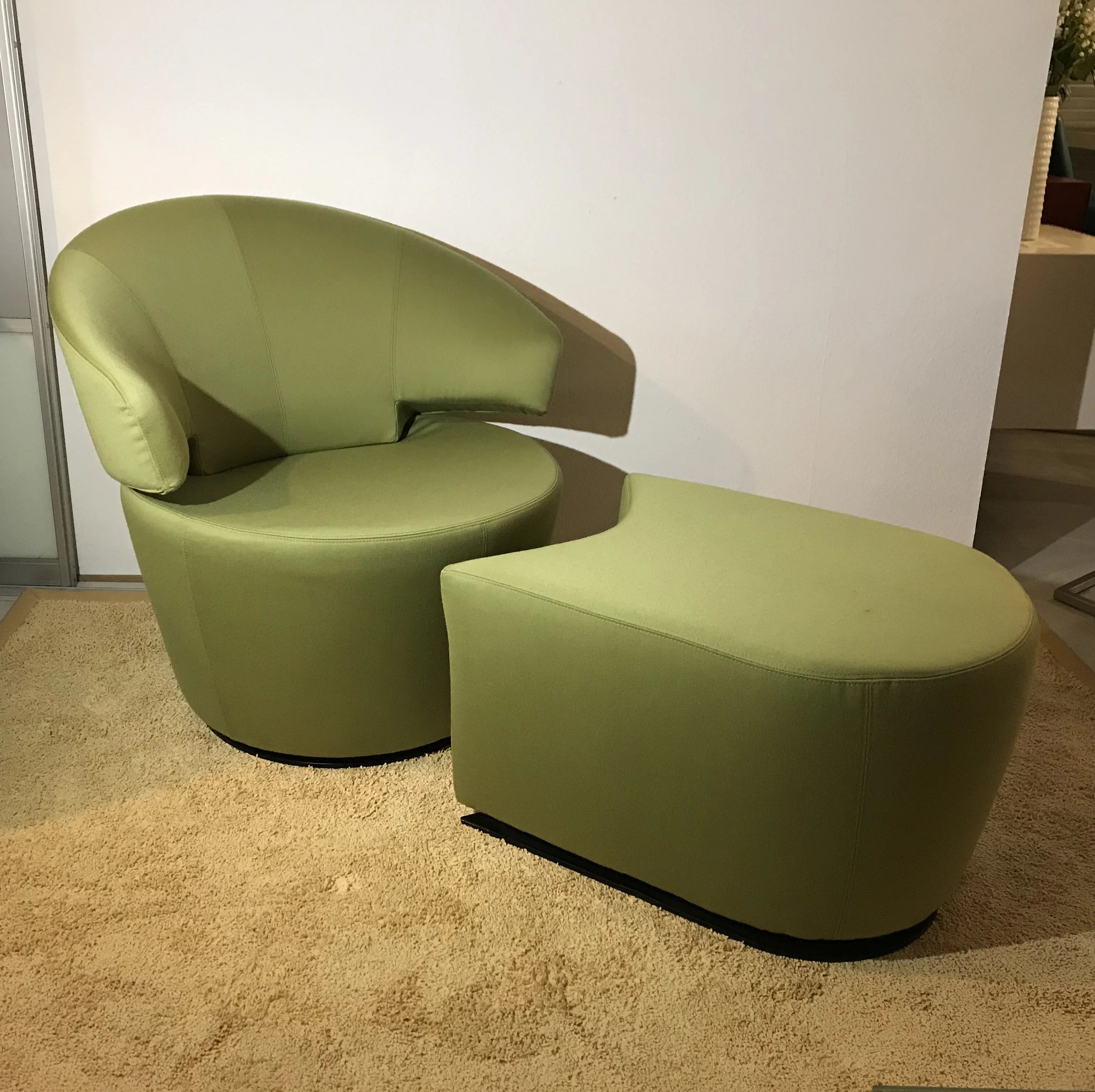 Poltrona girevole di design con poggiapiedi, modello Trick, tessuto verde, di Werther, die Möbelmanufaktur
