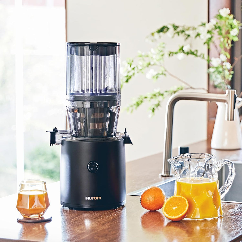 HUROM | Estrattore di succo per frutta e verdura | Slow Juicer | H320N | Spremiagrumi elettrico a freddo | Motore silenzioso | Facile da pulire | Con caraffa grande e filtro a setaccio da 2L | 200 Watt | Senza BPA | Nero
