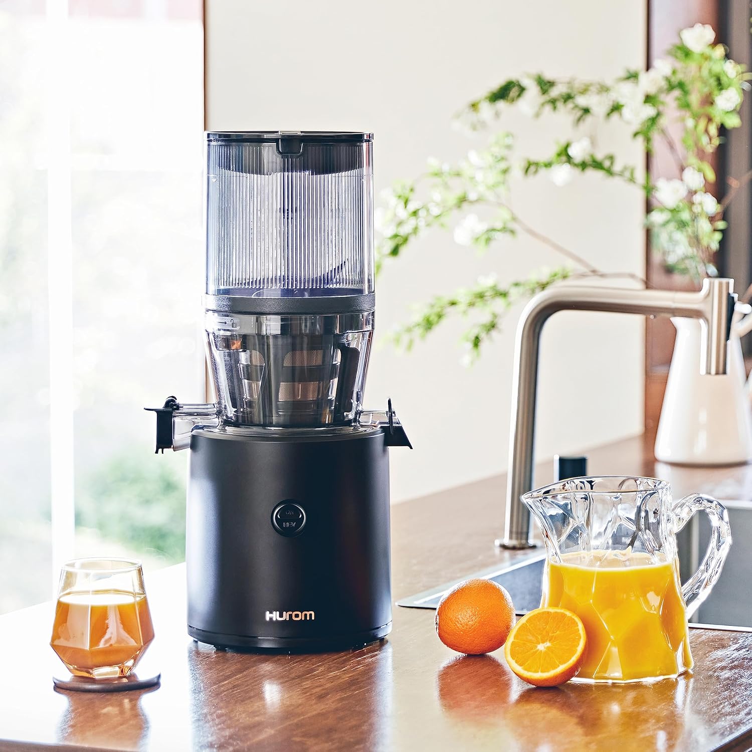 HUROM | Estrattore di succo per frutta e verdura | Slow Juicer | H320N | Spremiagrumi elettrico a freddo | Motore silenzioso | Facile da pulire | Con caraffa grande e filtro a setaccio da 2L | 200 Watt | Senza BPA | Nero